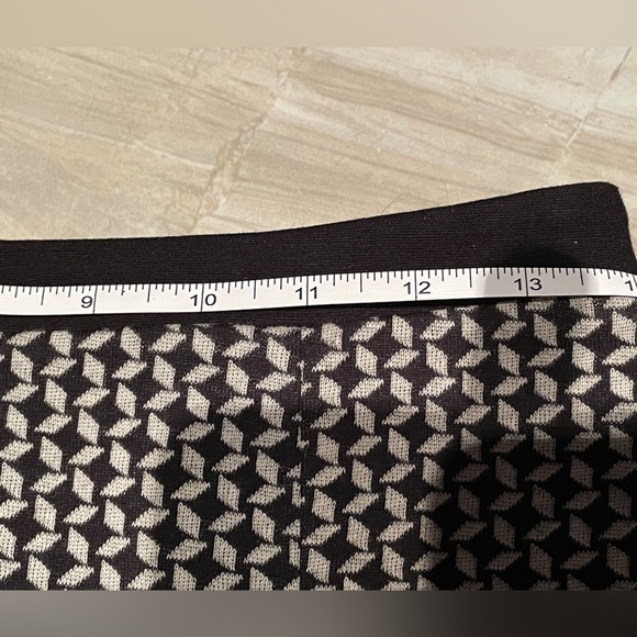 Size 2 black and white patterned mini skirt. - Picture 4 of 6
